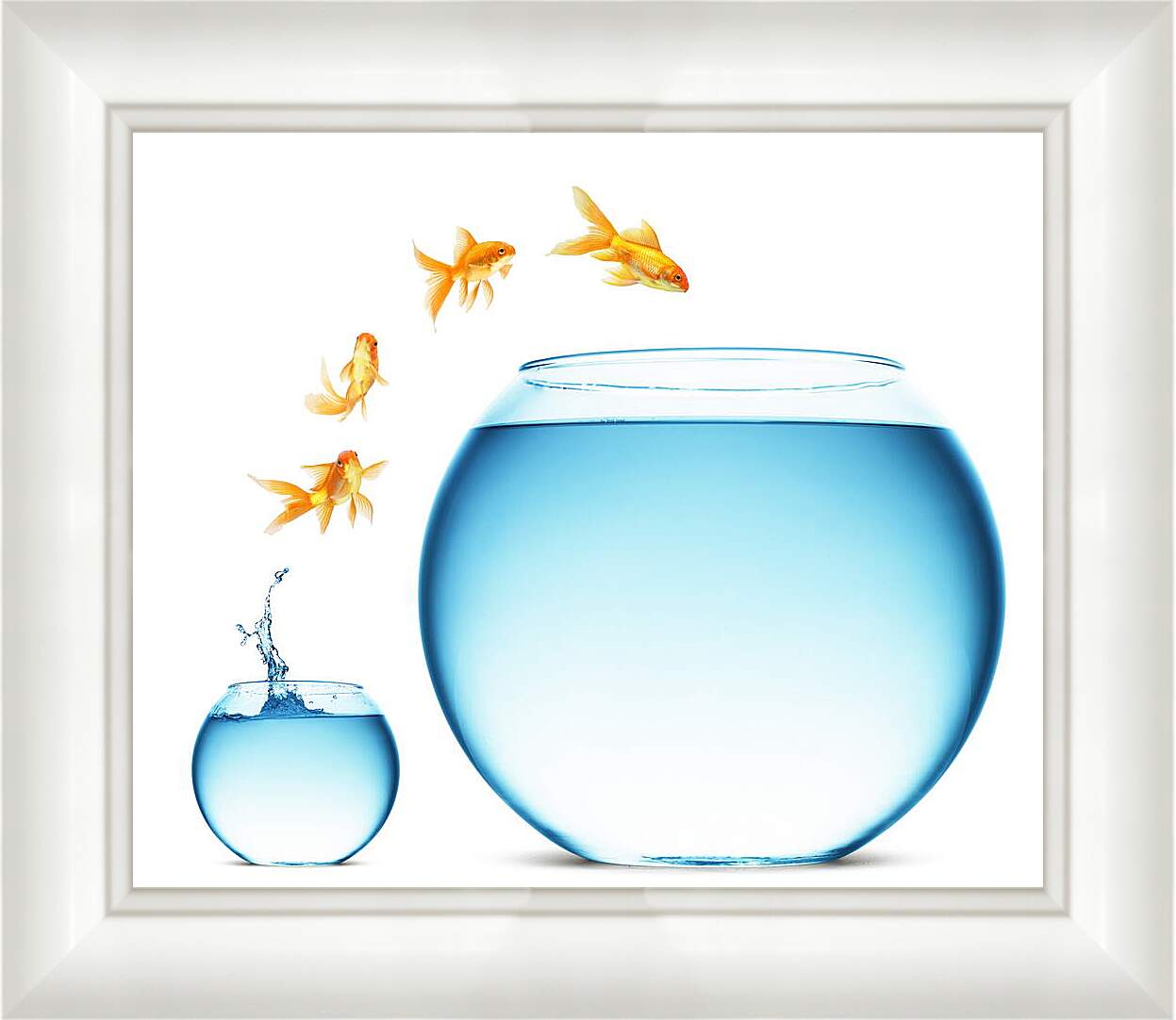 Картина в раме - Рыбки прыгают в аквариум
