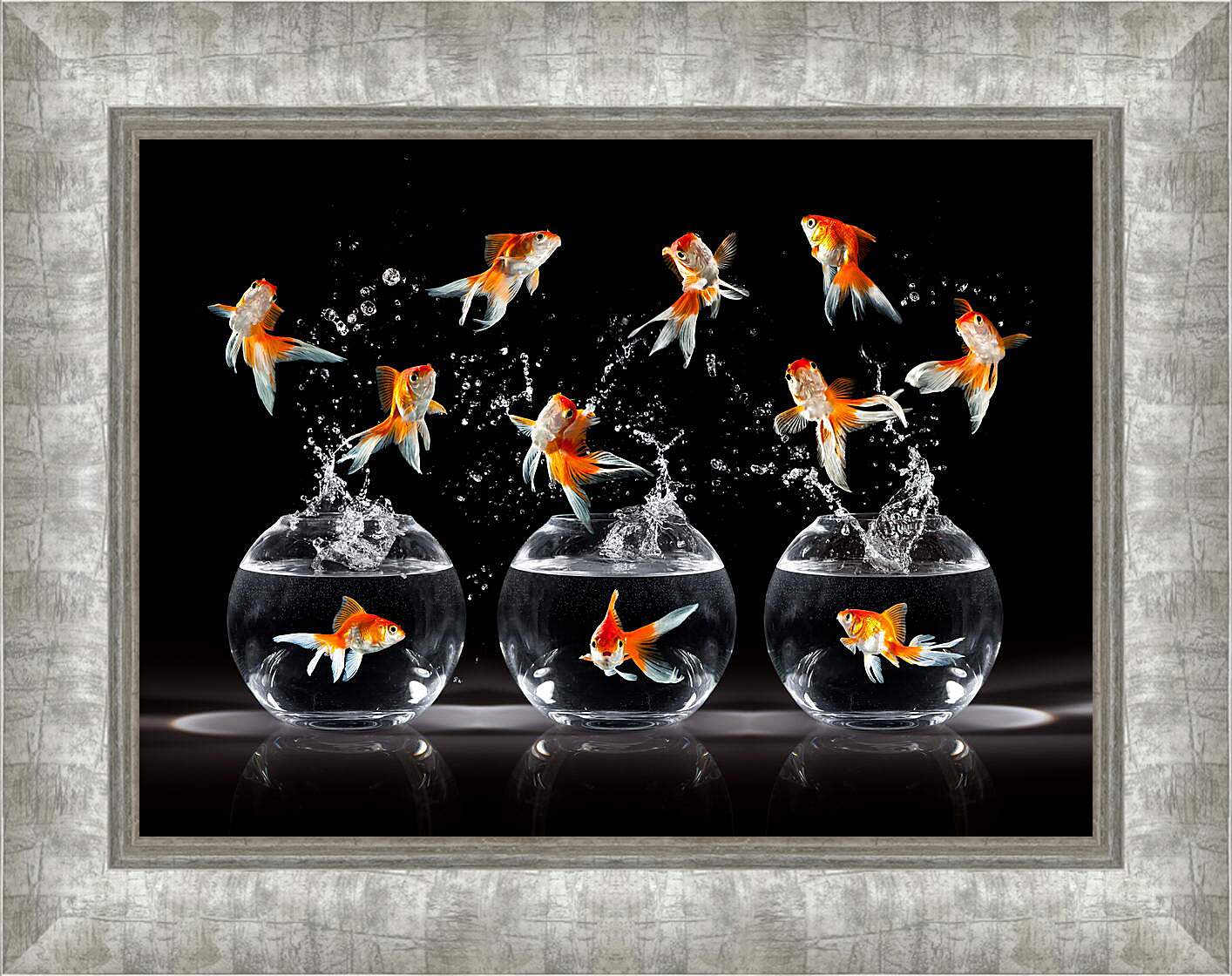 Картина в раме - Золотые рыбки брызги танец
