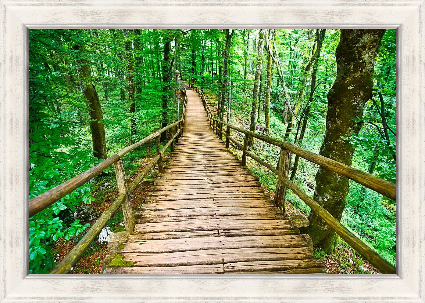 Картина в раме - Деревянный мост в лесу
