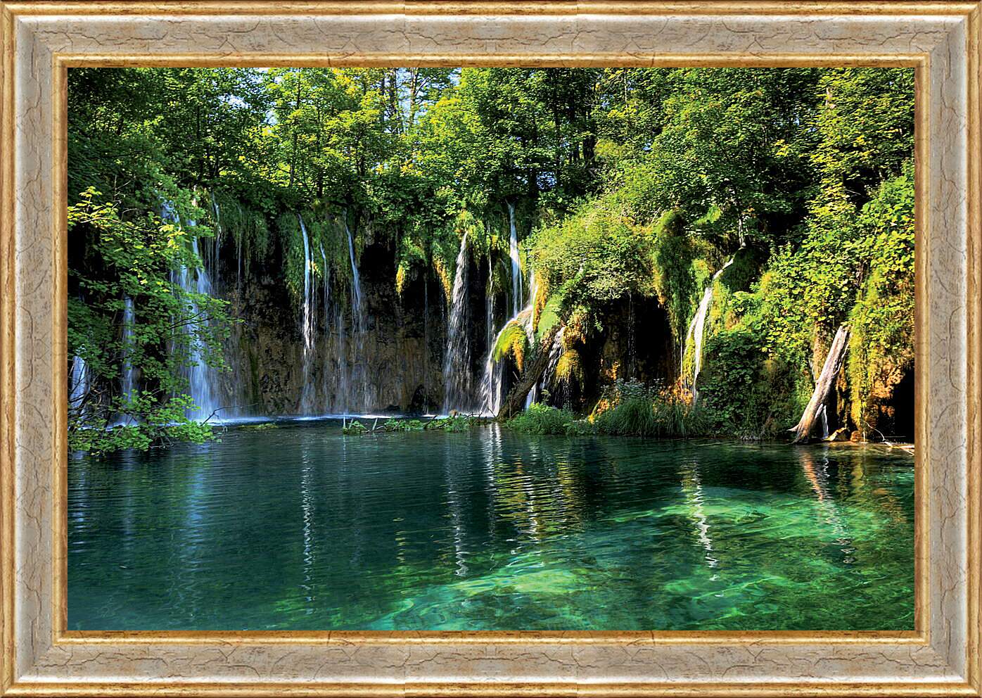 Картина в раме - Водопады и зеленое озеро
