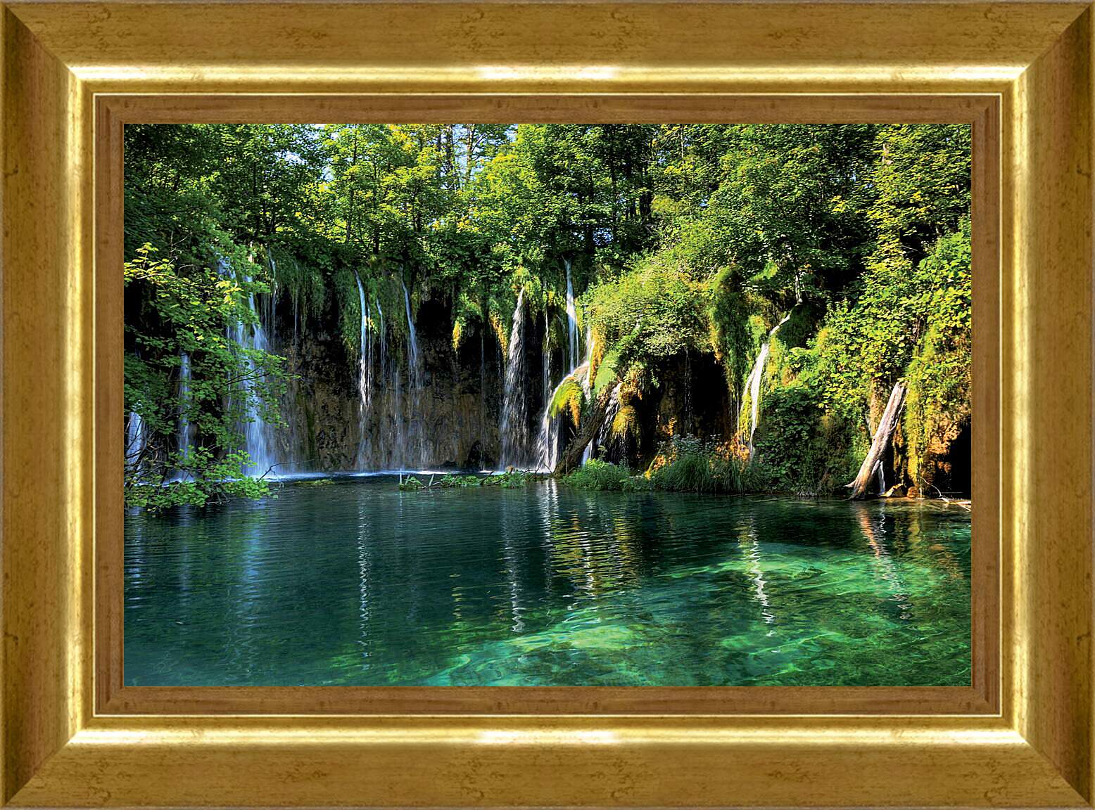Картина в раме - Водопады и зеленое озеро

