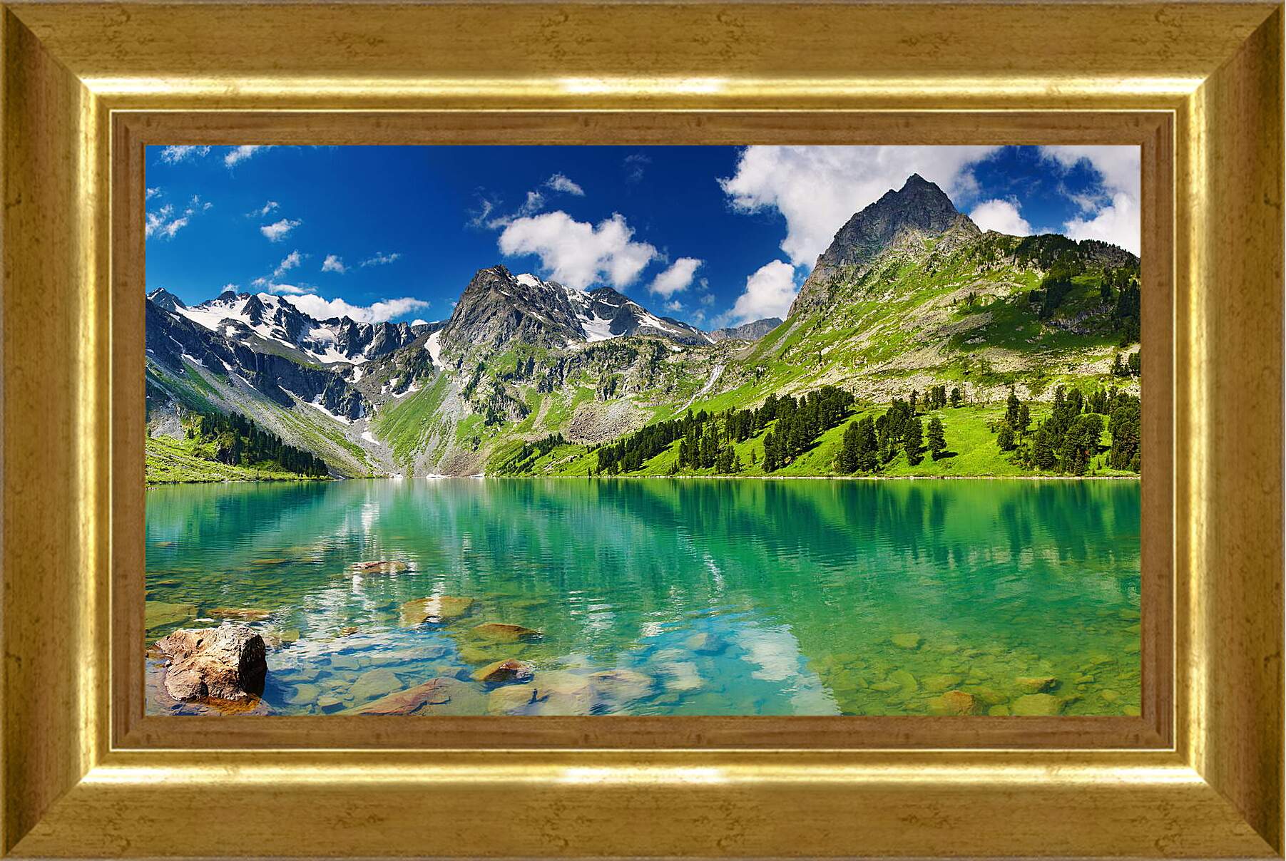 Картина в раме - Вода зелёного цвета на фоне гор