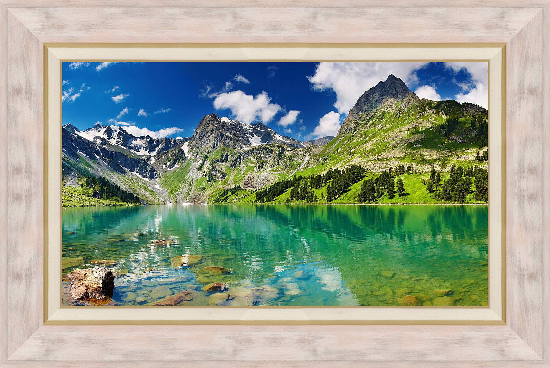 Картина в раме - Вода зелёного цвета на фоне гор
