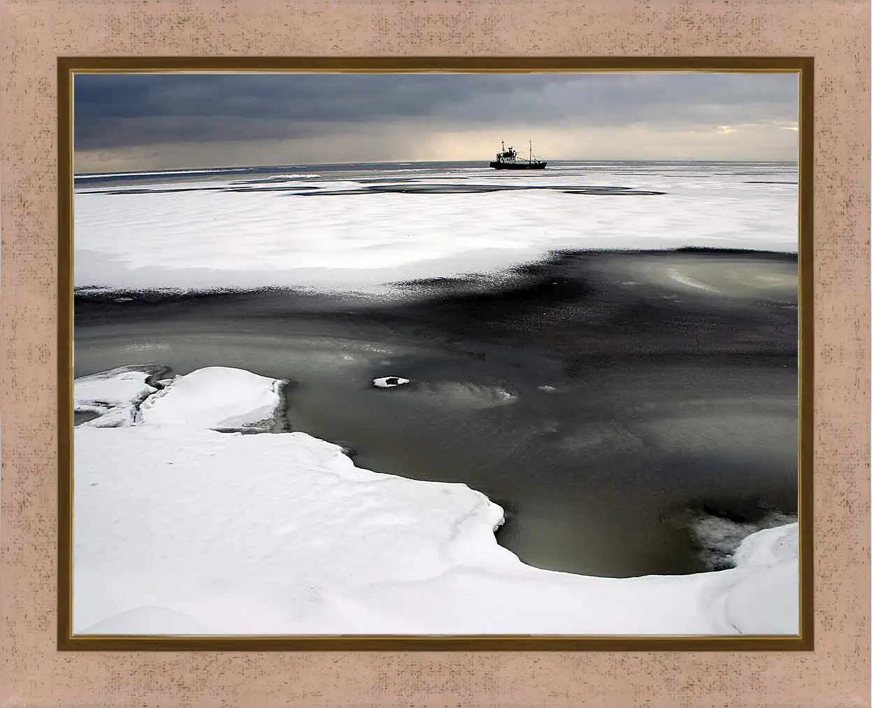 Картина в раме - Снег на море
