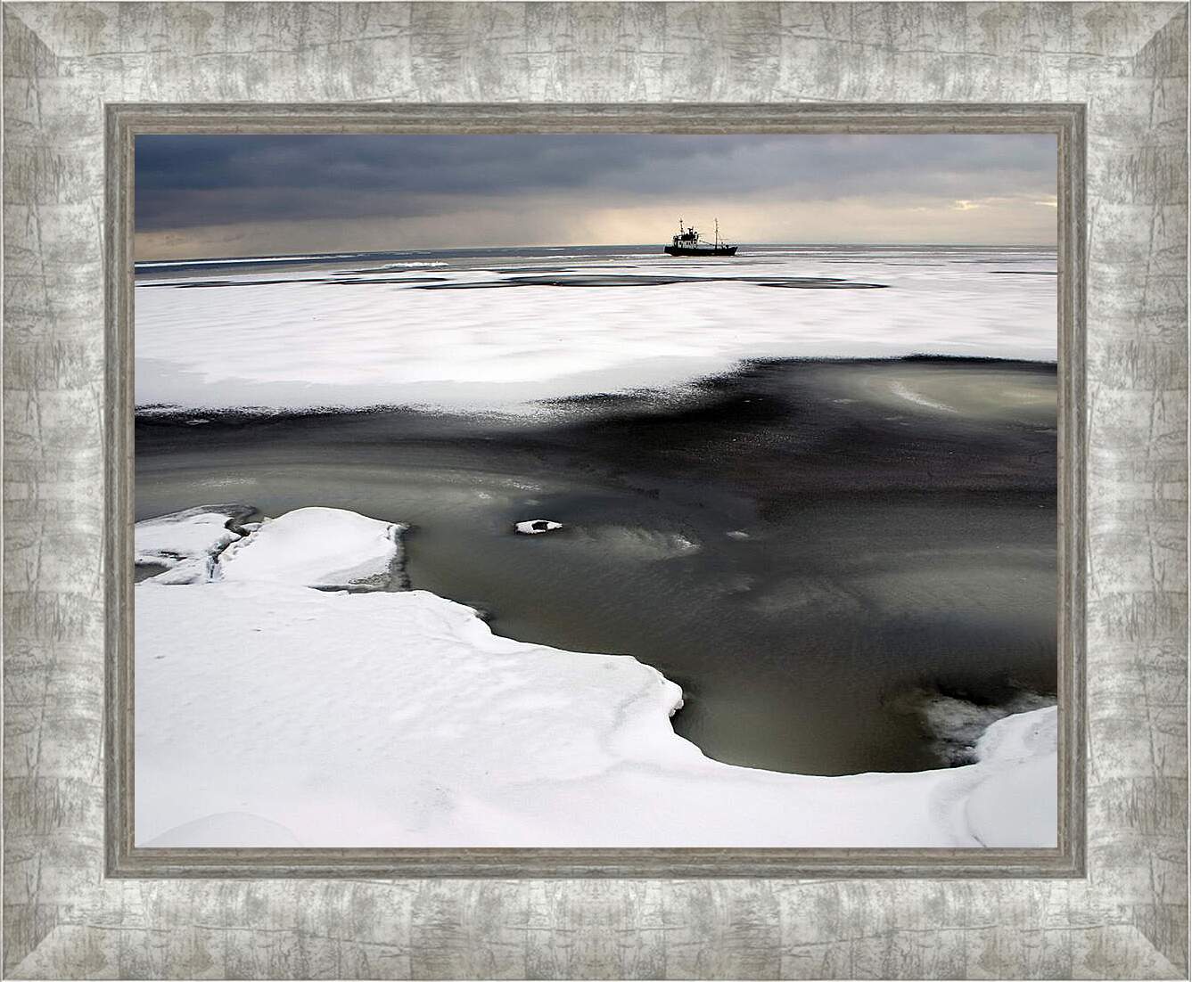 Картина в раме - Снег на море
