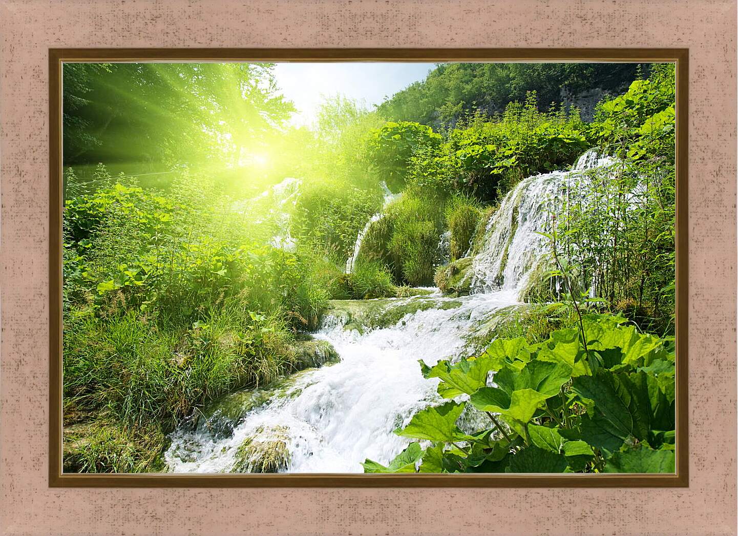 Картина в раме - Водопад в лесу под солнцем
