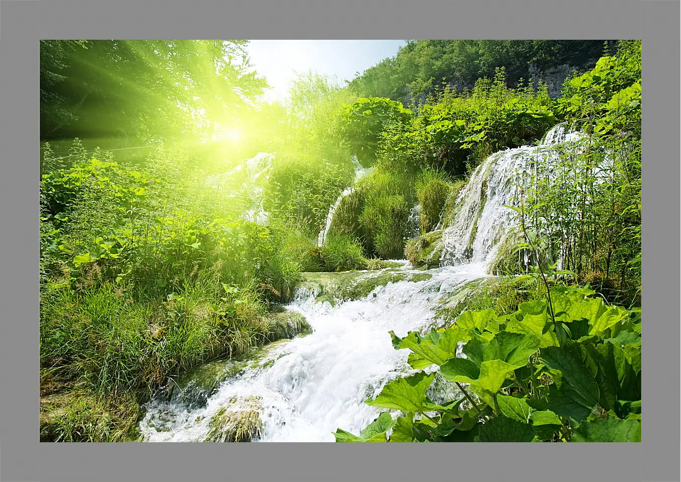 Картина в раме - Водопад в лесу под солнцем
