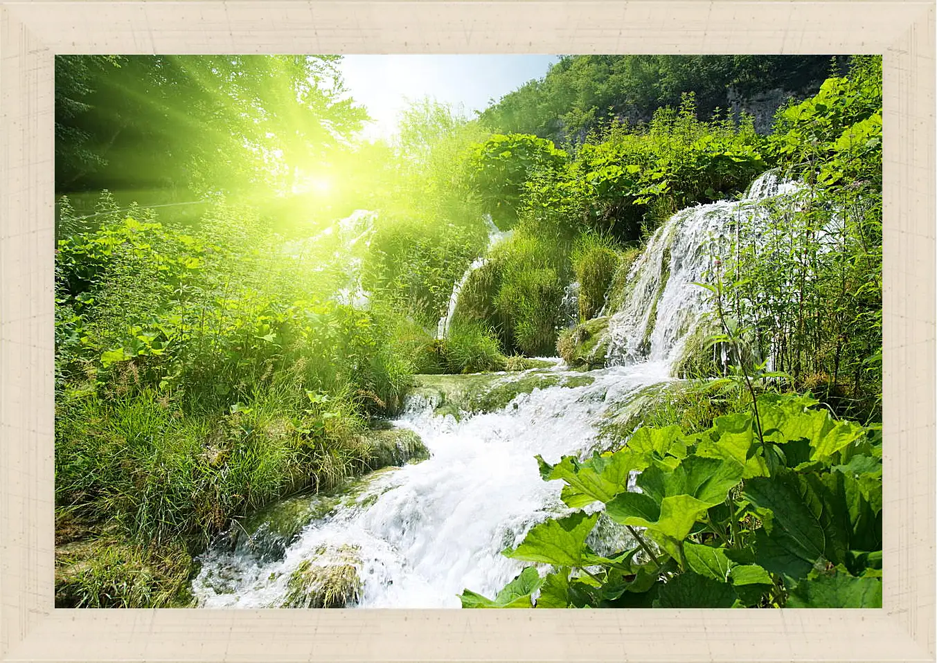 Картина в раме - Водопад в лесу под солнцем
