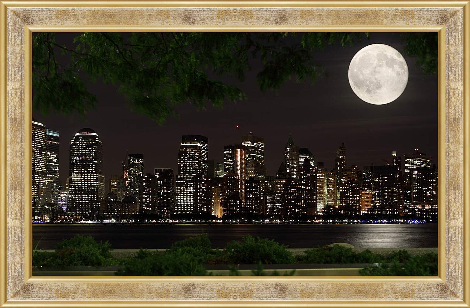 Картина в раме - Луна над мегаполисом
