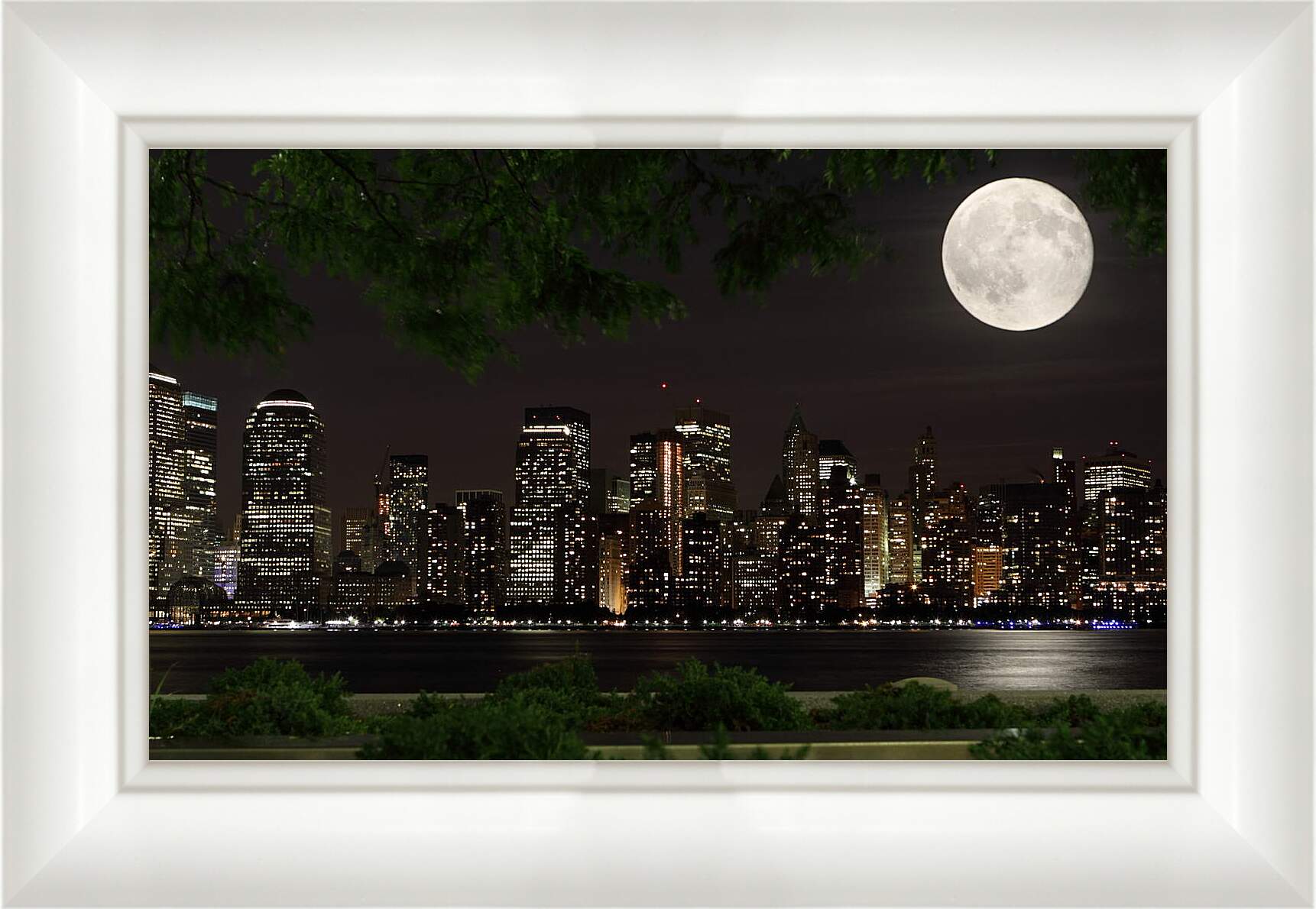 Картина в раме - Луна над мегаполисом
