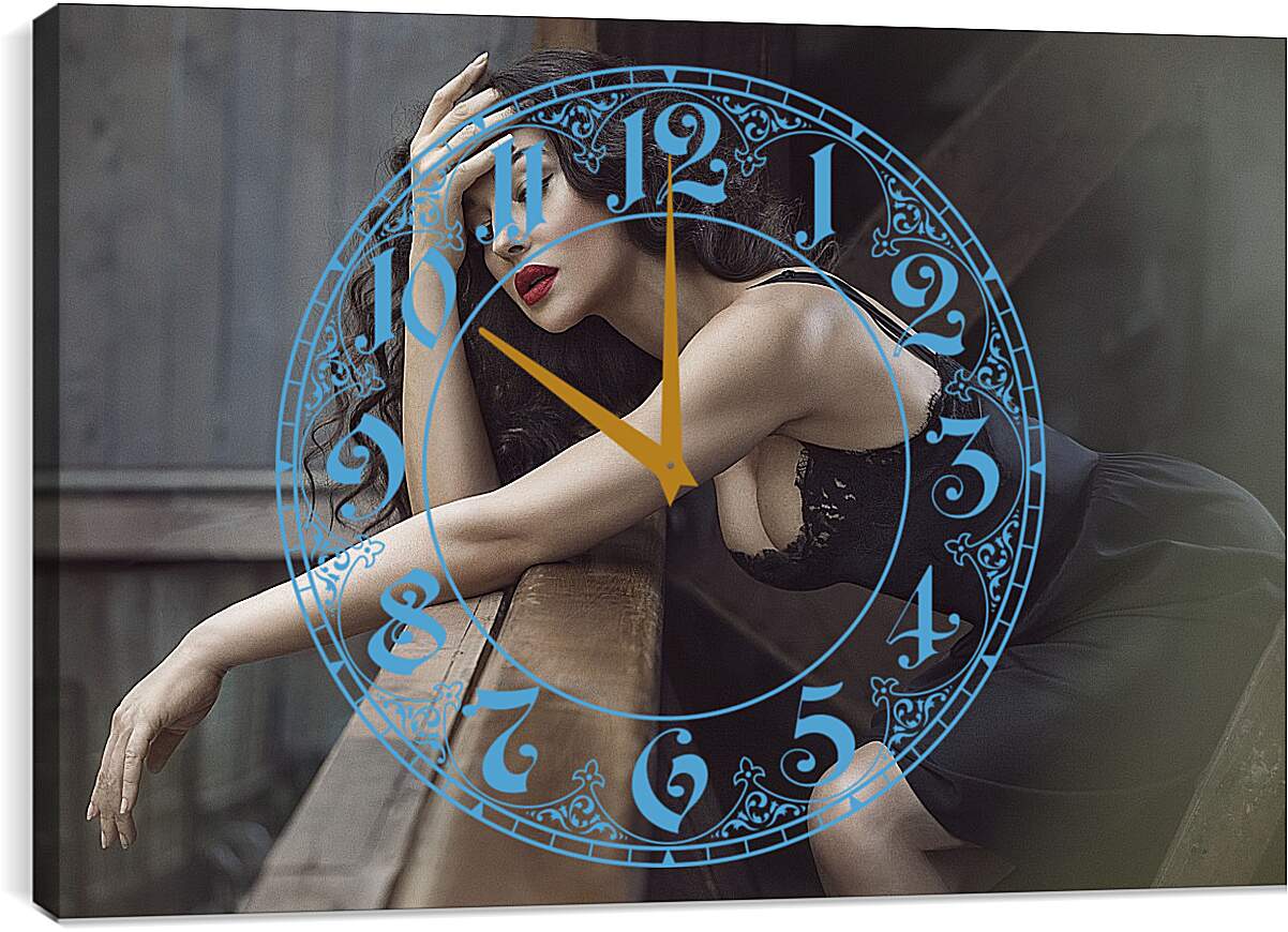 Часы картина - Моника Белуччи