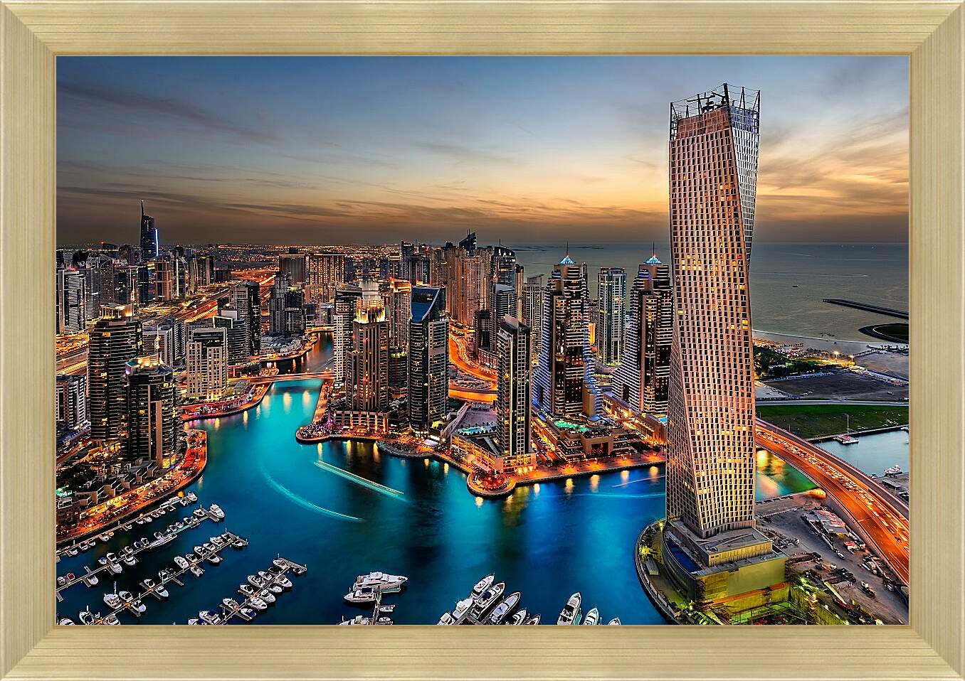 Картина в раме - Вид на вечерний город с высоты. Дубай