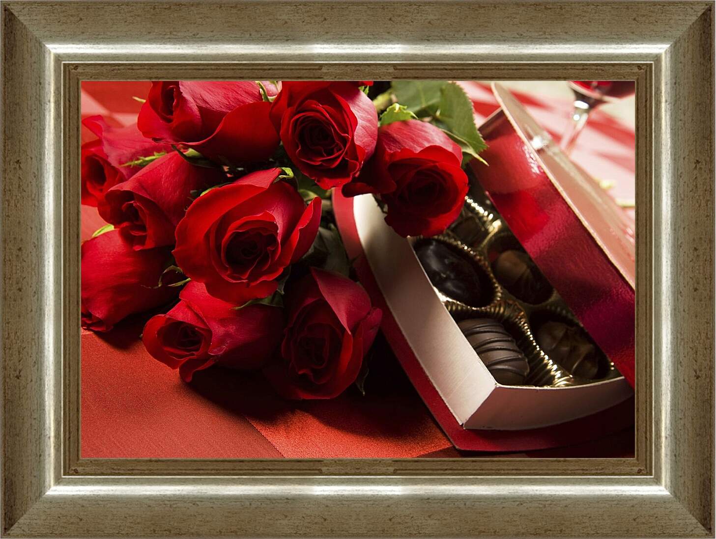 Картина в раме - Красные розы и конфеты