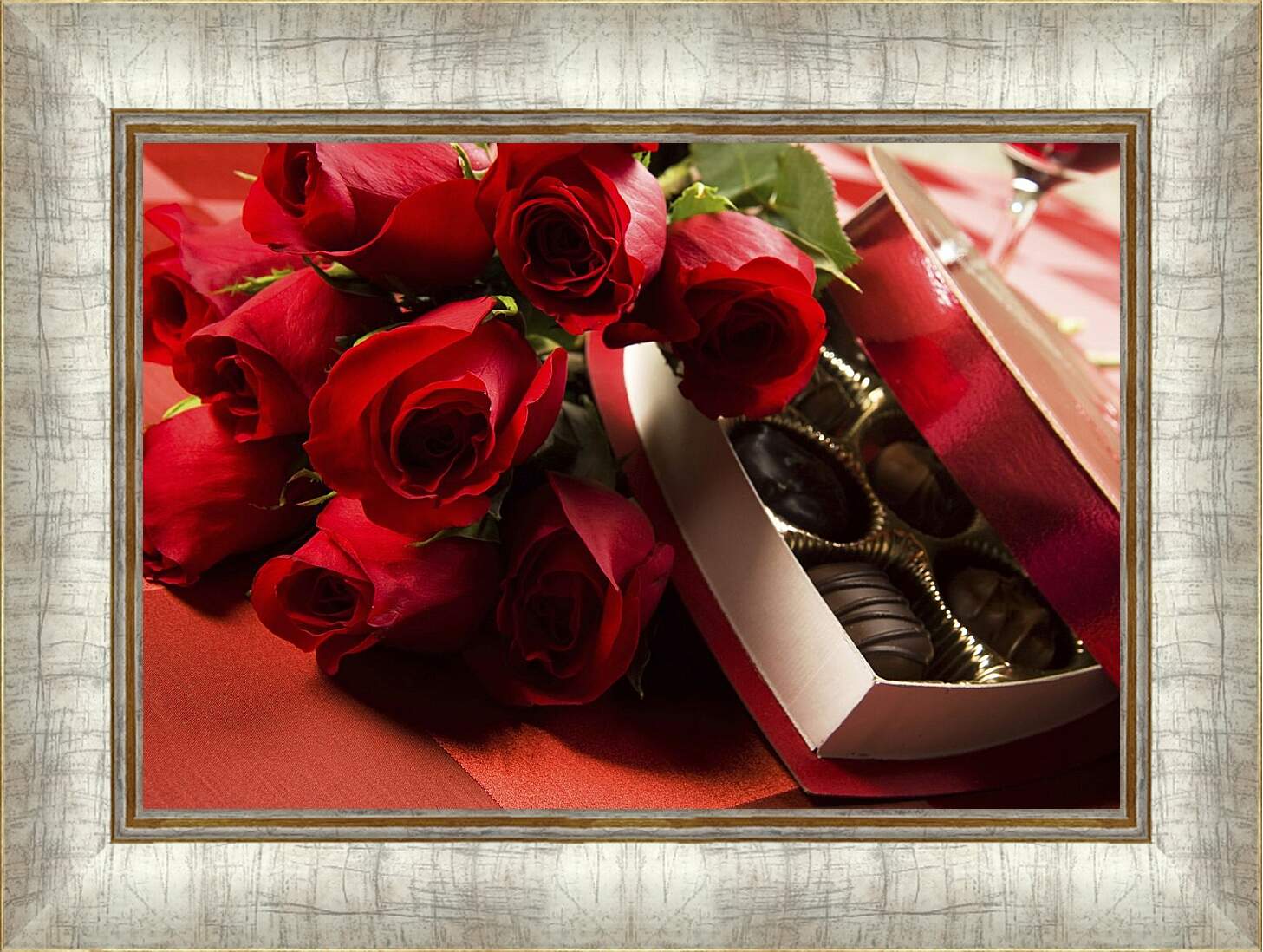 Картина в раме - Красные розы и конфеты