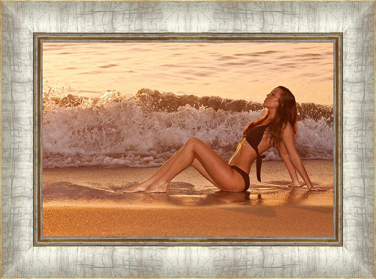 Картина в раме - Песчаный пляж и девушка