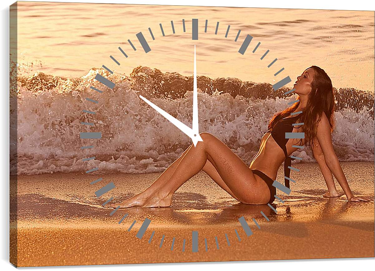 Часы картина - Песчаный пляж и девушка