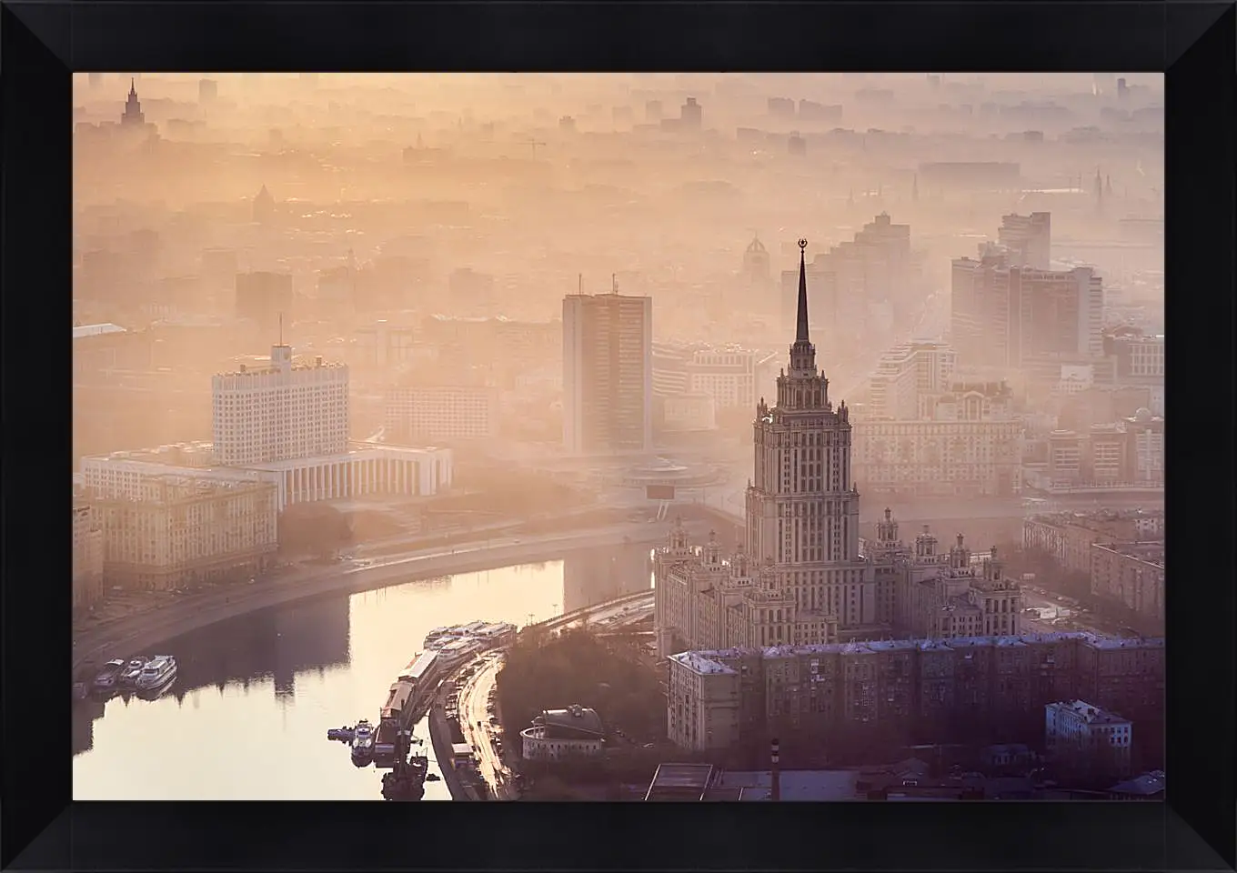 Картина в раме - Москва в летнем тумане