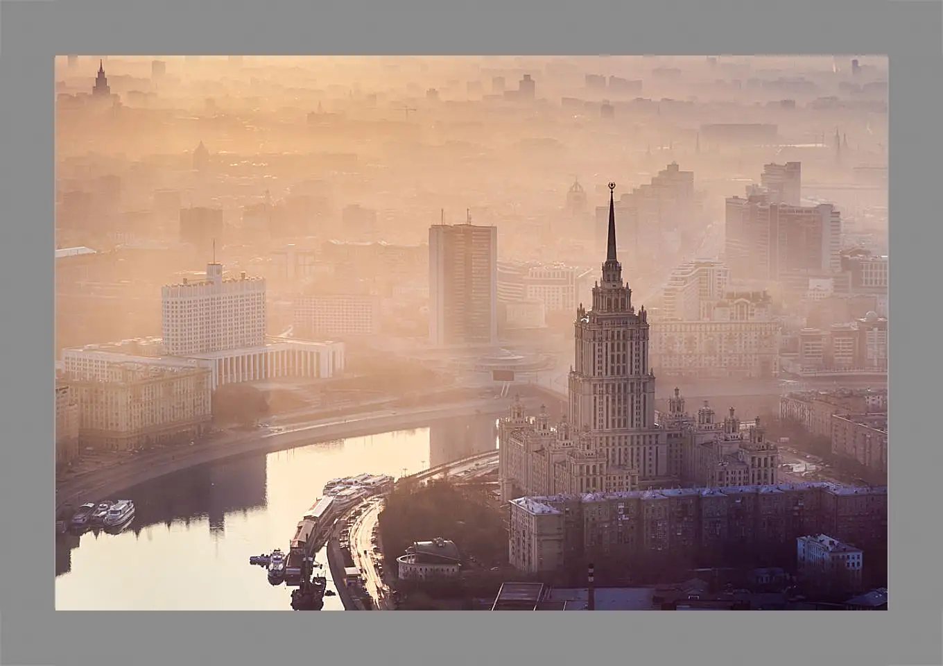 Картина в раме - Москва в летнем тумане