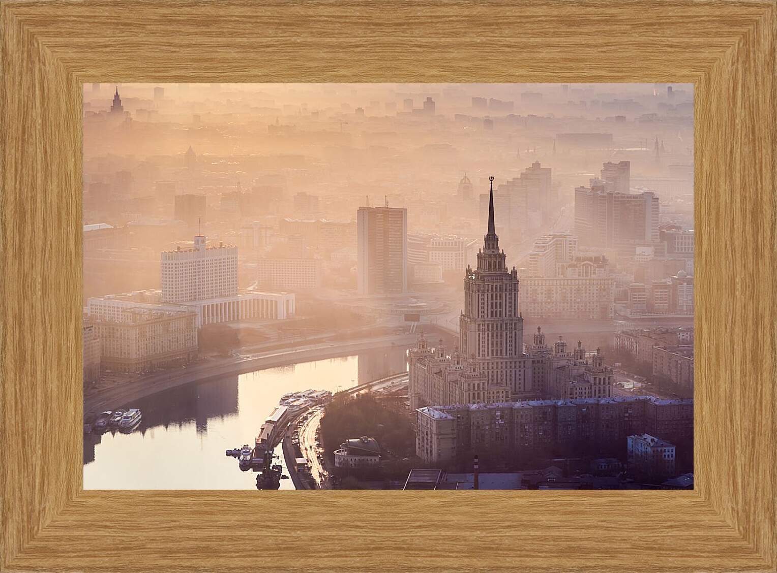 Картина в раме - Москва в летнем тумане