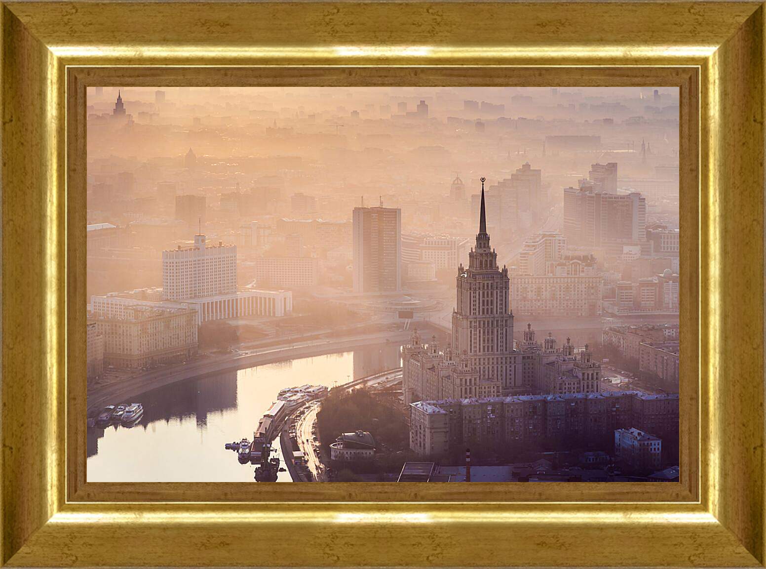 Картина в раме - Москва в летнем тумане