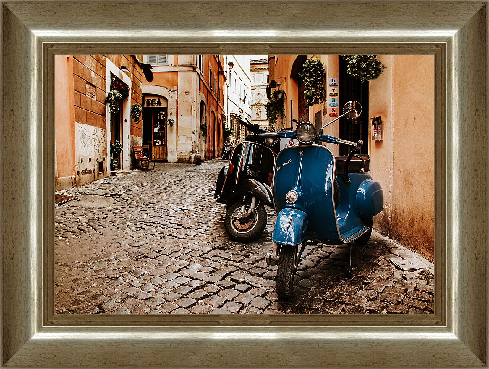 Картина в раме - Vespa на старой улице