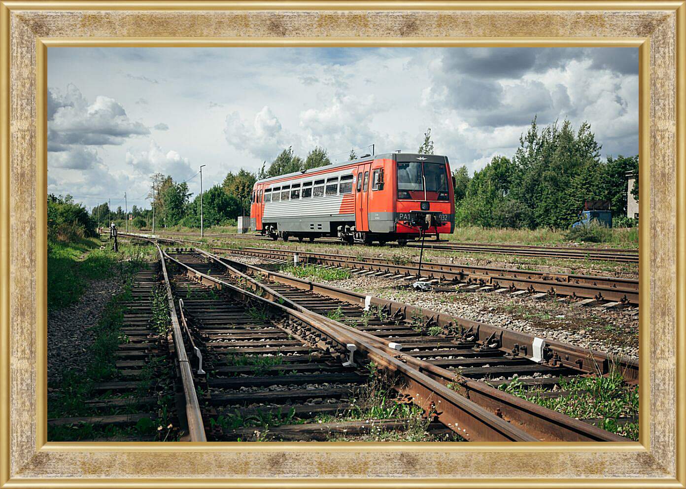 Картина в раме - Поезд на путях
