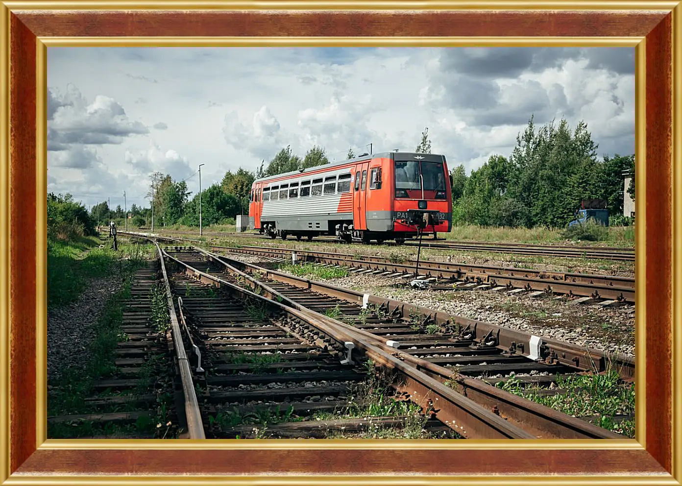 Картина в раме - Поезд на путях