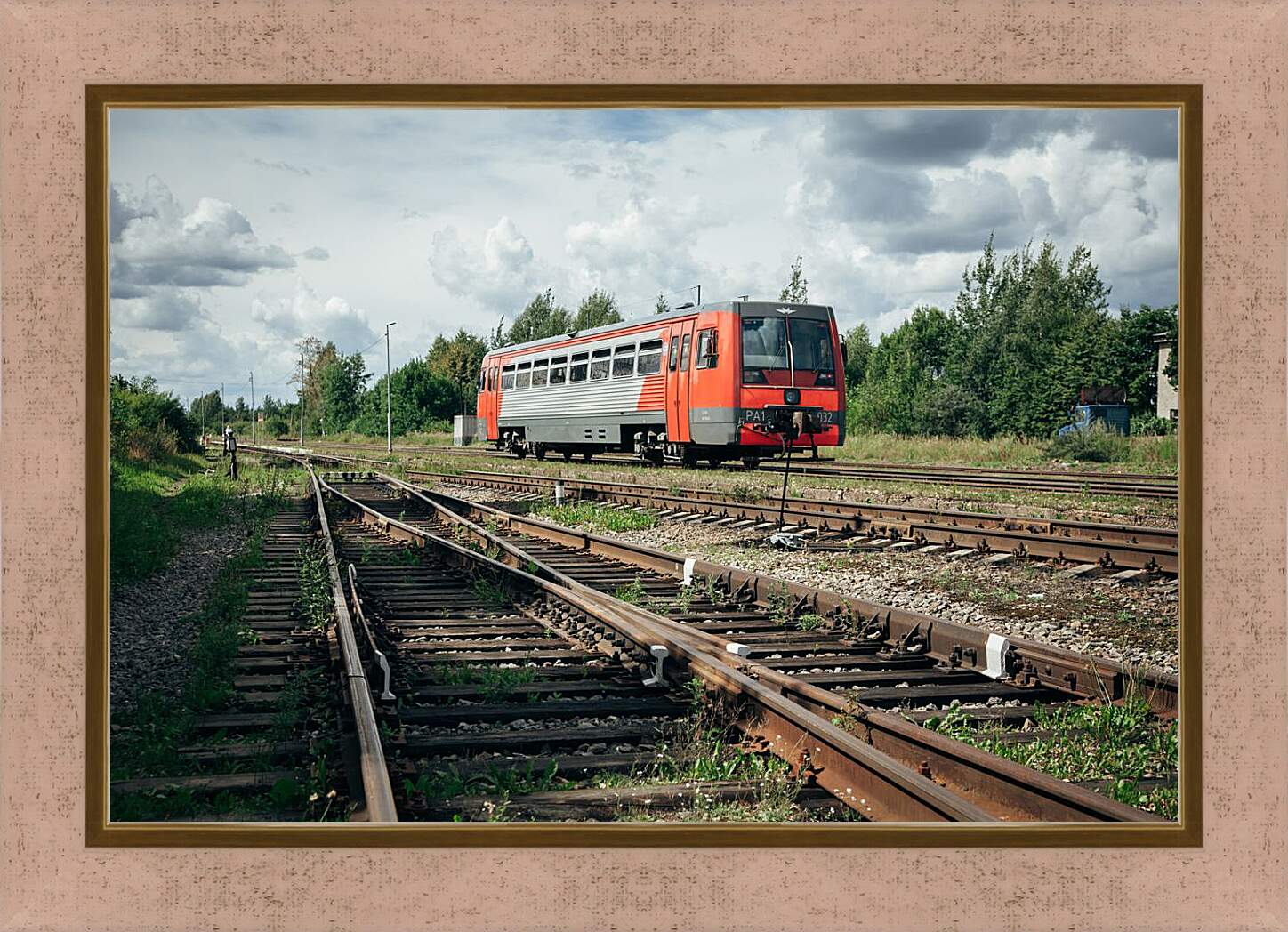 Картина в раме - Поезд на путях