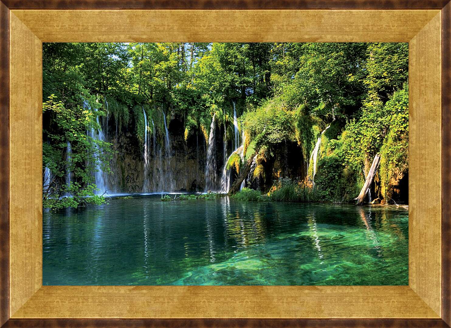 Картина в раме - Водопады и зеленое озеро