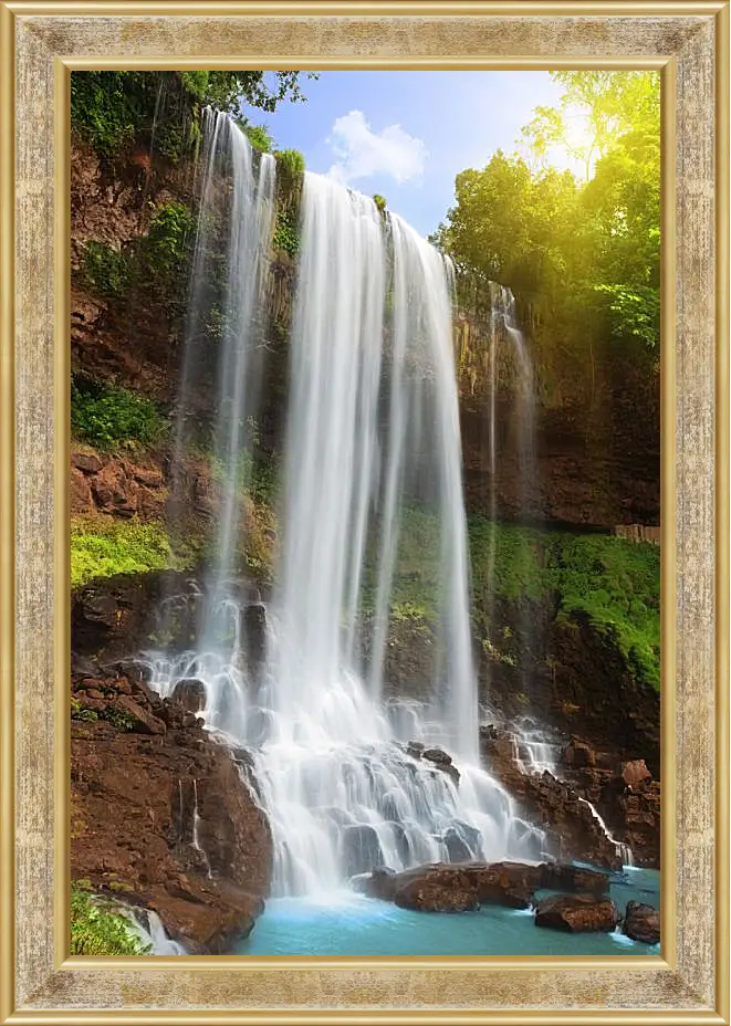 Картина в раме - Белые струи водопада
