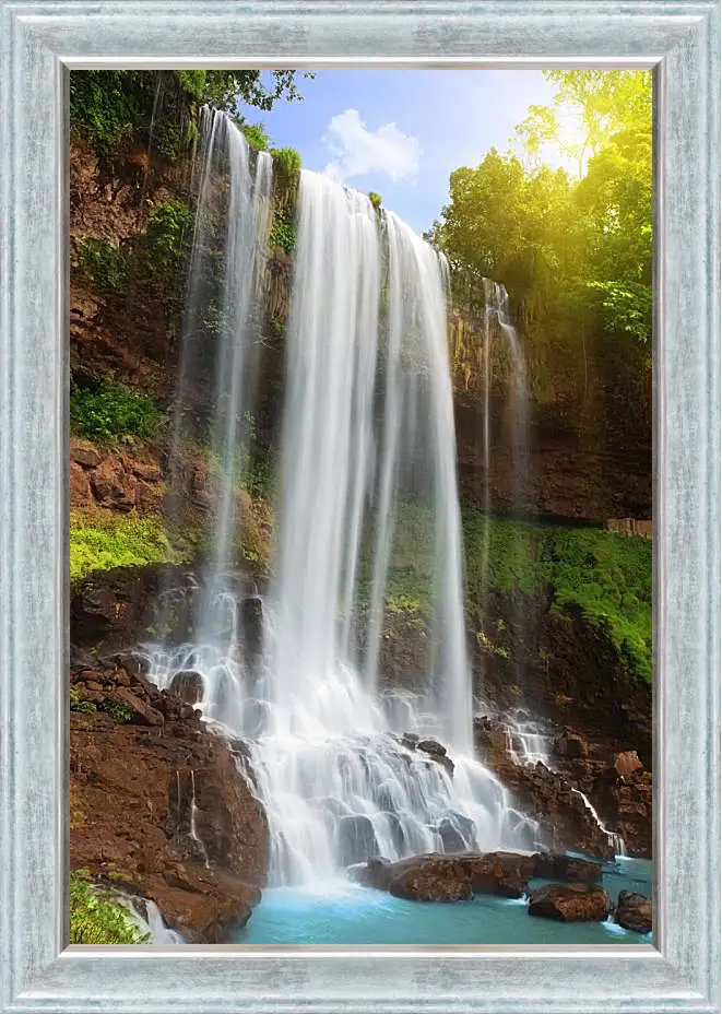 Картина в раме - Белые струи водопада