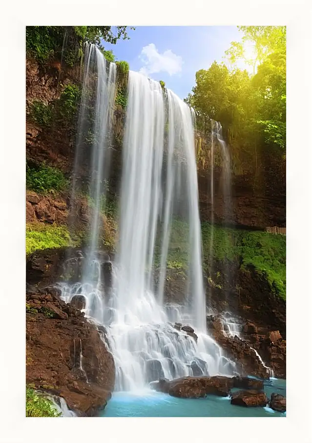 Картина в раме - Белые струи водопада