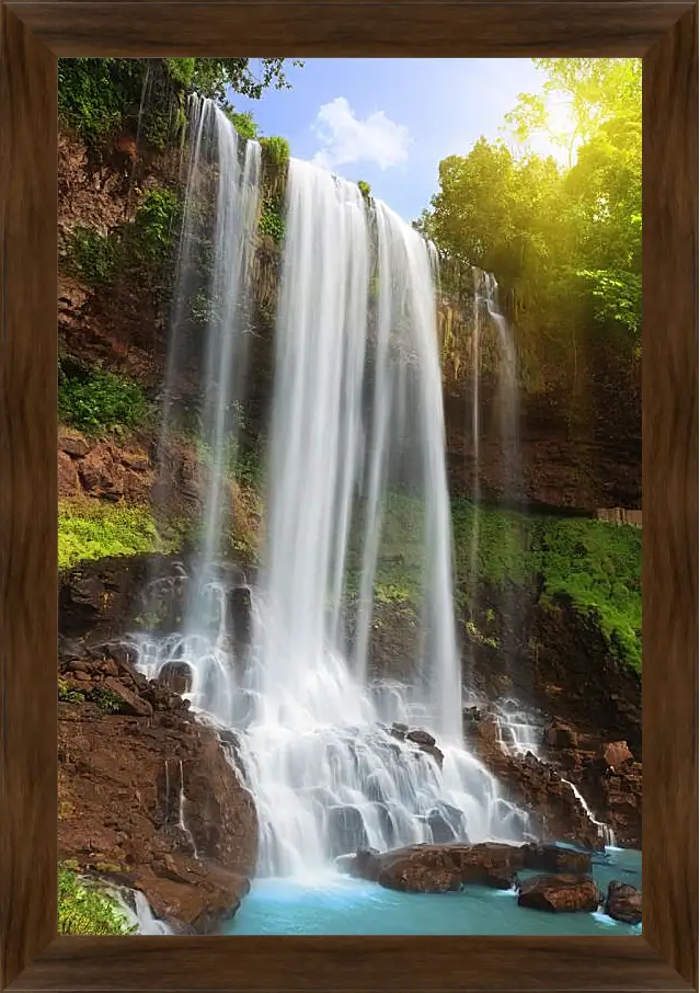Картина в раме - Белые струи водопада