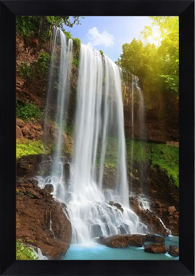 Картина в раме - Белые струи водопада
