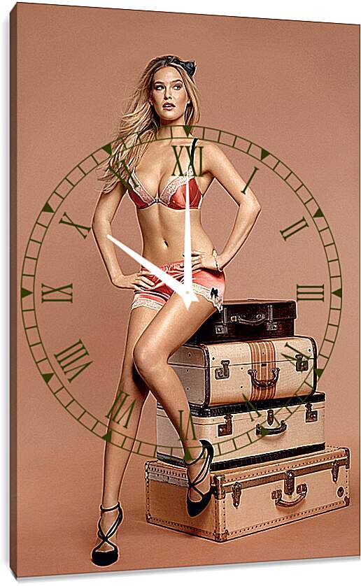 Часы картина - Девушка на чемоданах