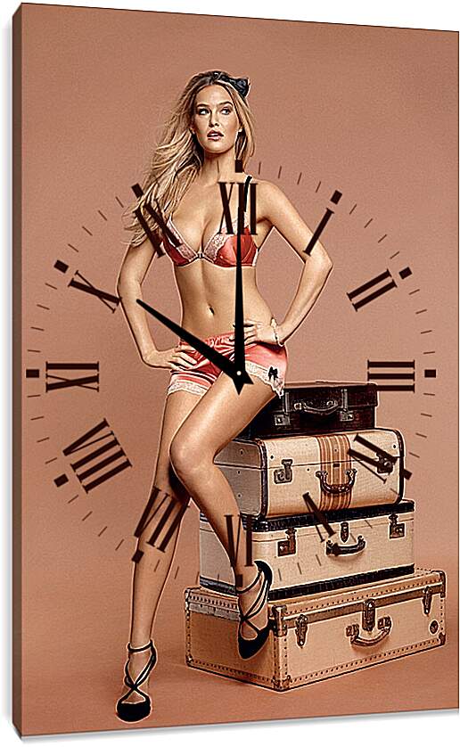 Часы картина - Девушка на чемоданах