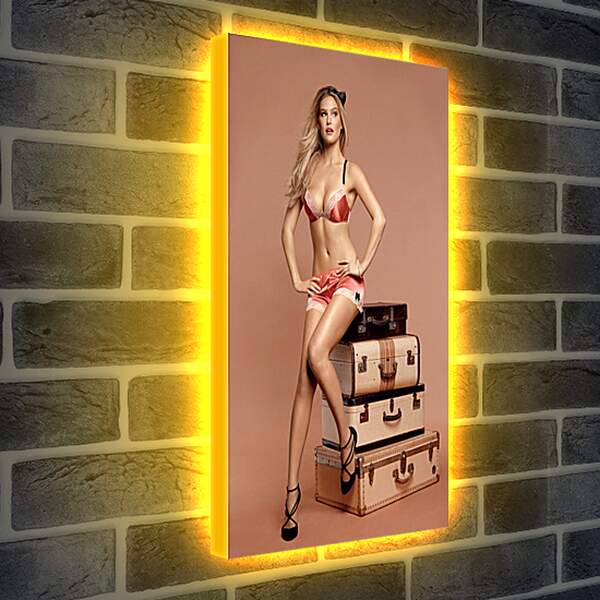 Лайтбокс световая панель - Девушка на чемоданах