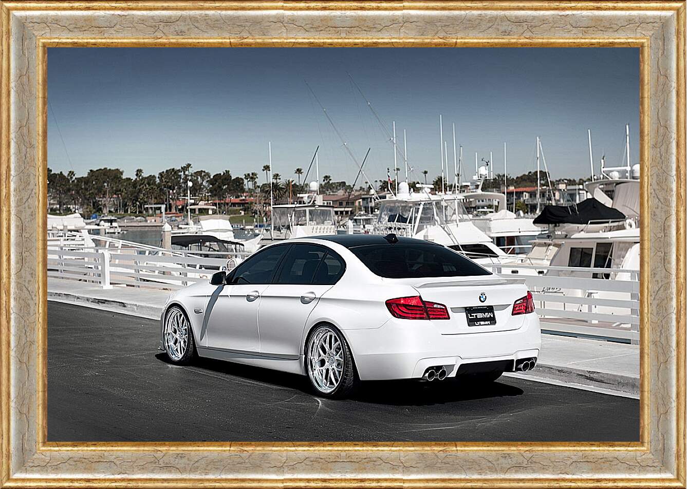 Картина в раме - Белый БМВ 5й серии (BMW 5 series)
