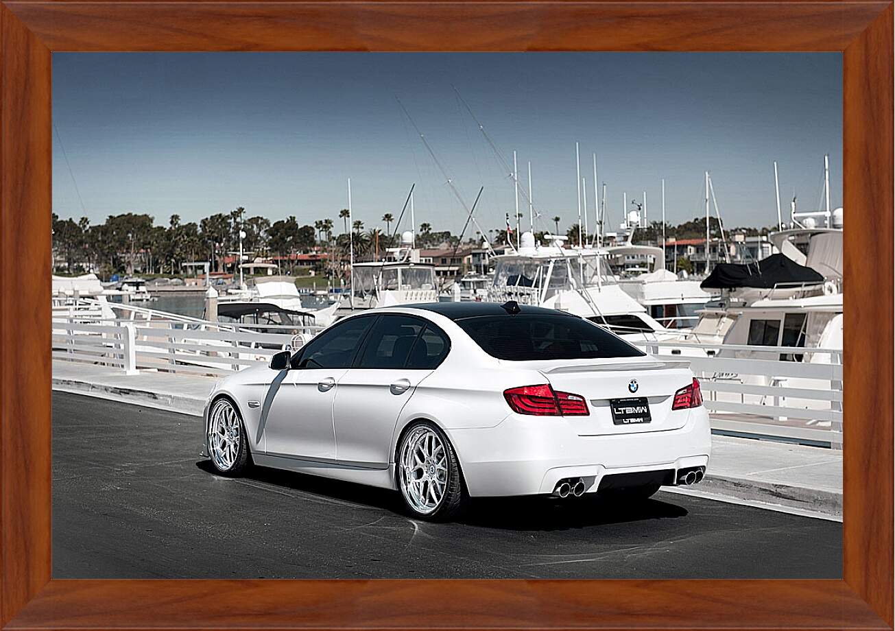 Картина в раме - Белый БМВ 5й серии (BMW 5 series)