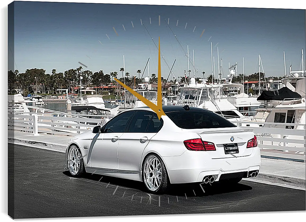 Часы картина - Белый БМВ 5й серии (BMW 5 series)