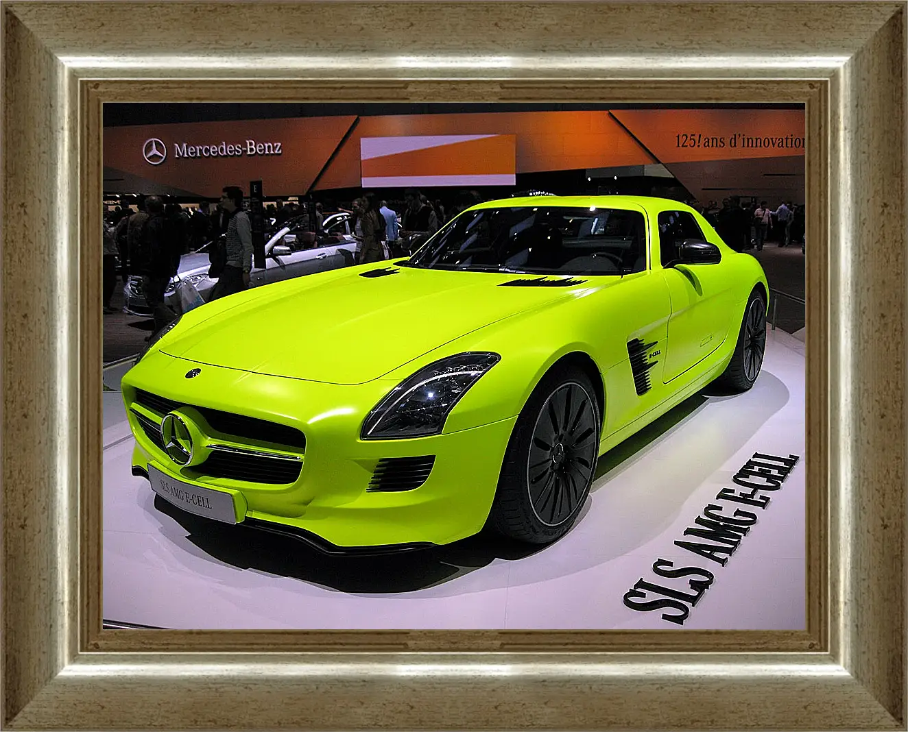 Картина в раме - Зеленый Mercedes SLS AMG (Мерседес чайка)