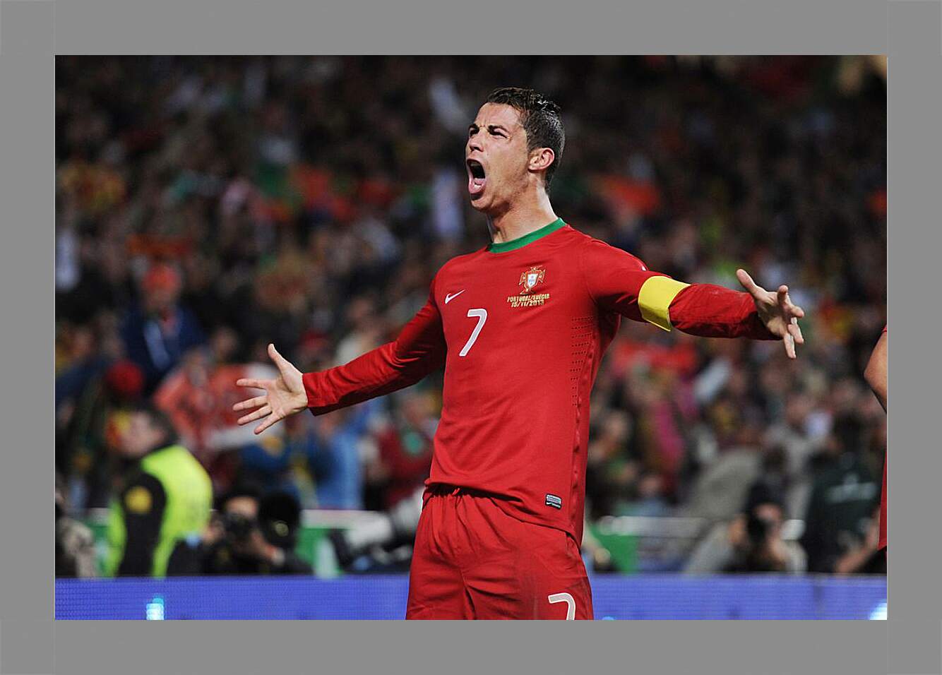 Картина в раме - Криштиану Роналду капитан сборной Португалии.