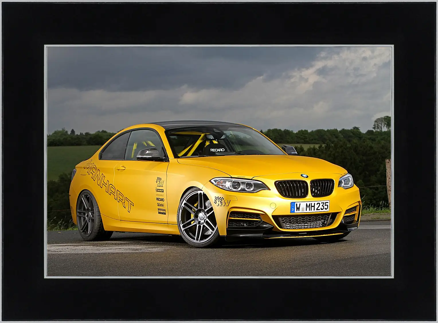 Картина в раме - Желтая BMW