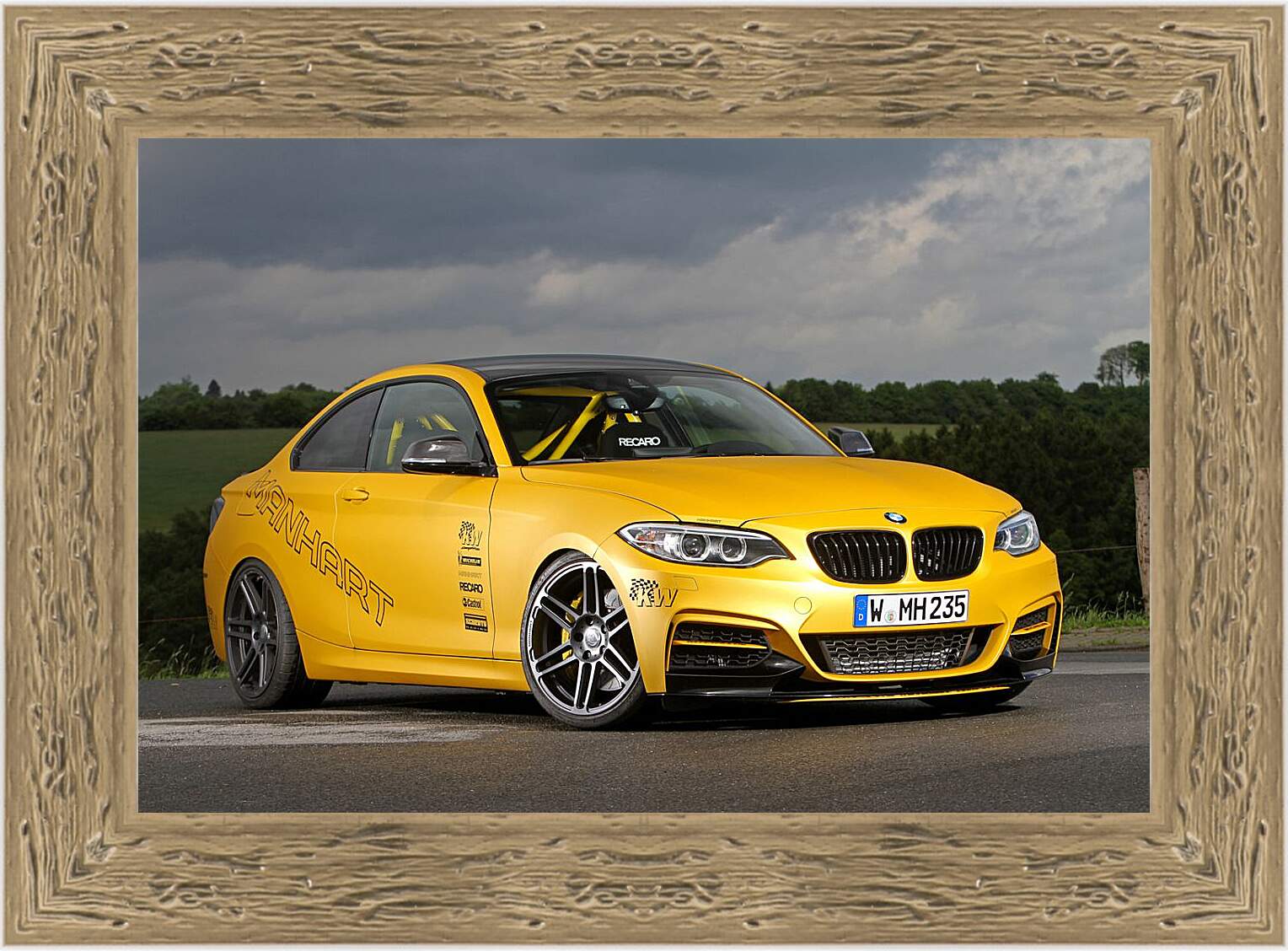 Картина в раме - Желтая BMW