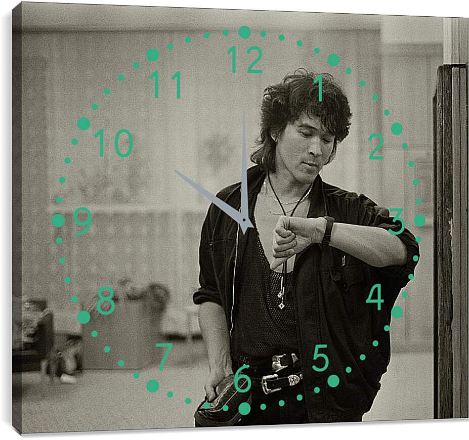 Часы картина - Цой смотрит на часы