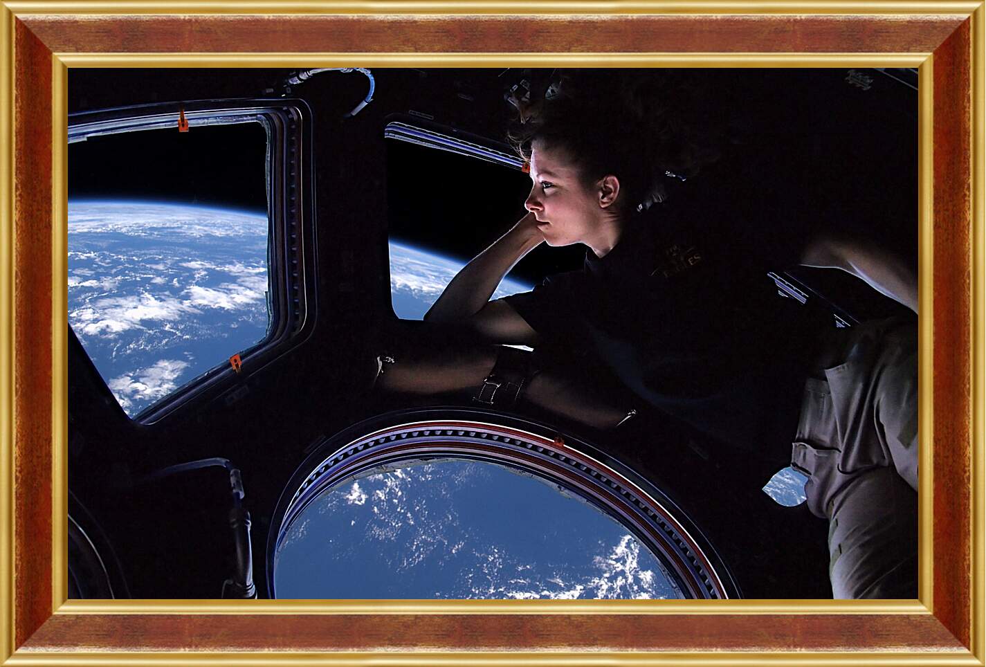 Картина в раме - Вид из МКС на землю