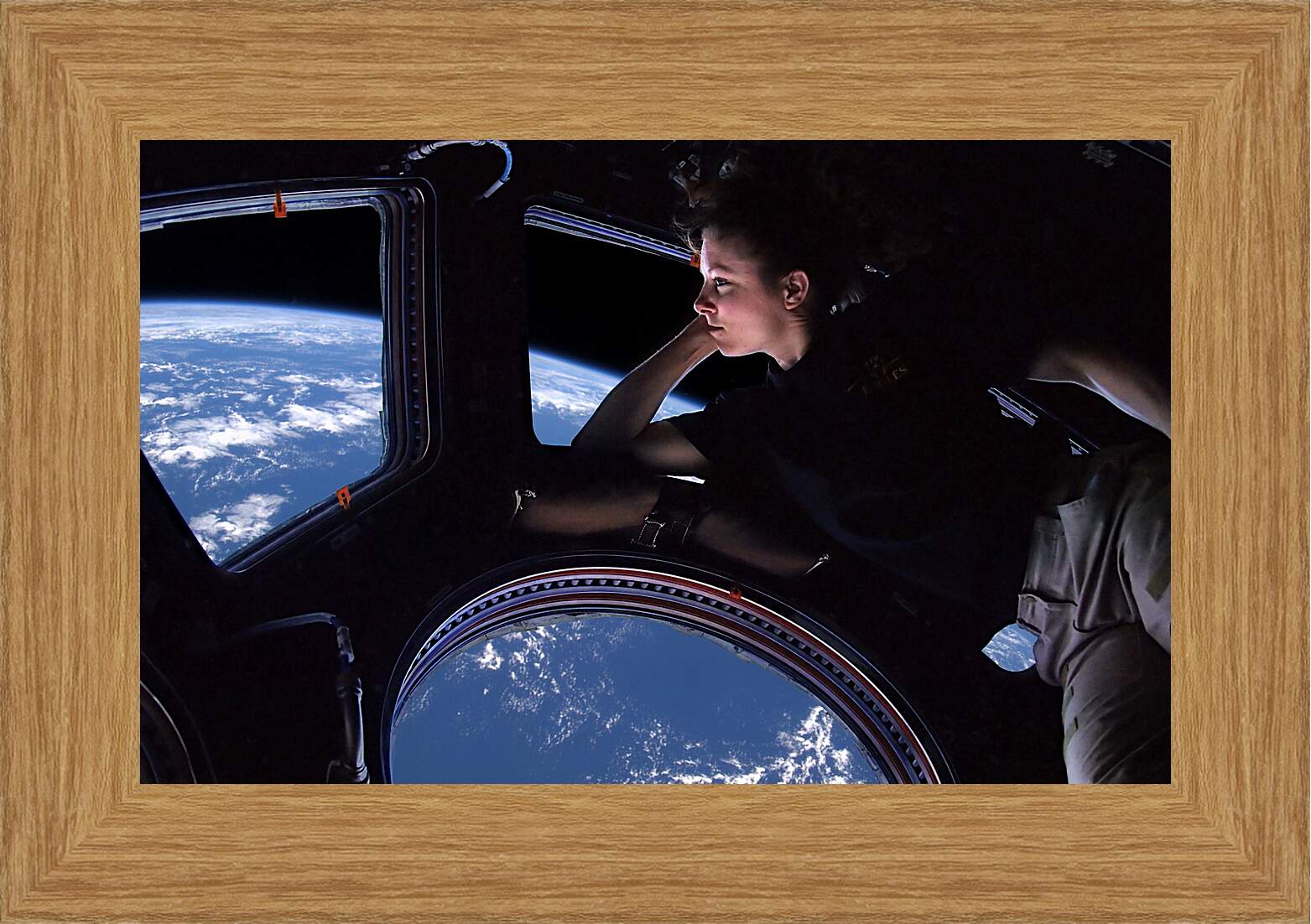 Картина в раме - Вид из МКС на землю