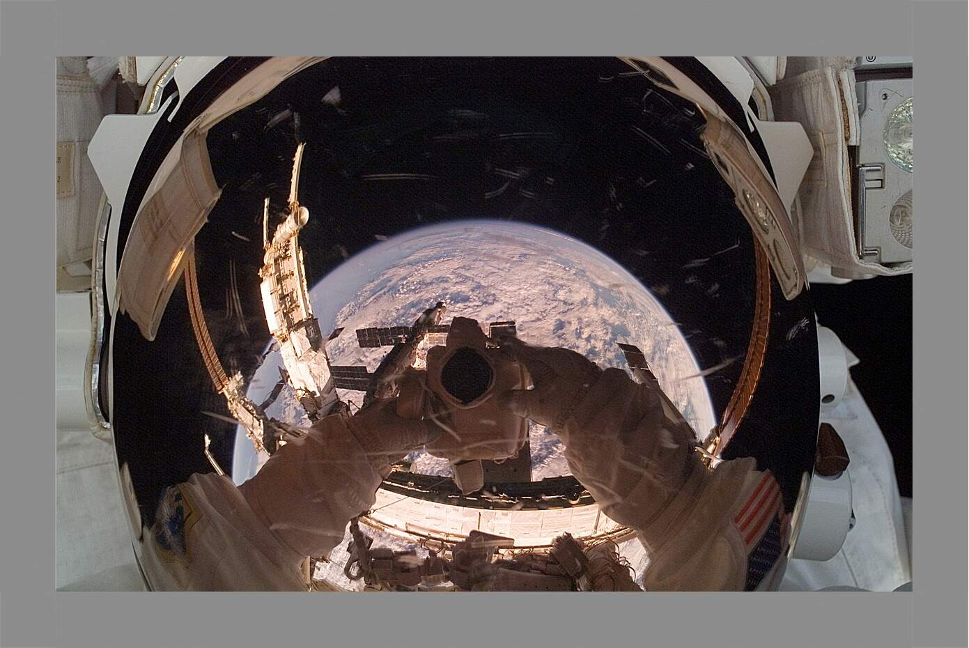Картина в раме - Отражение Земли в шлеме космонавта