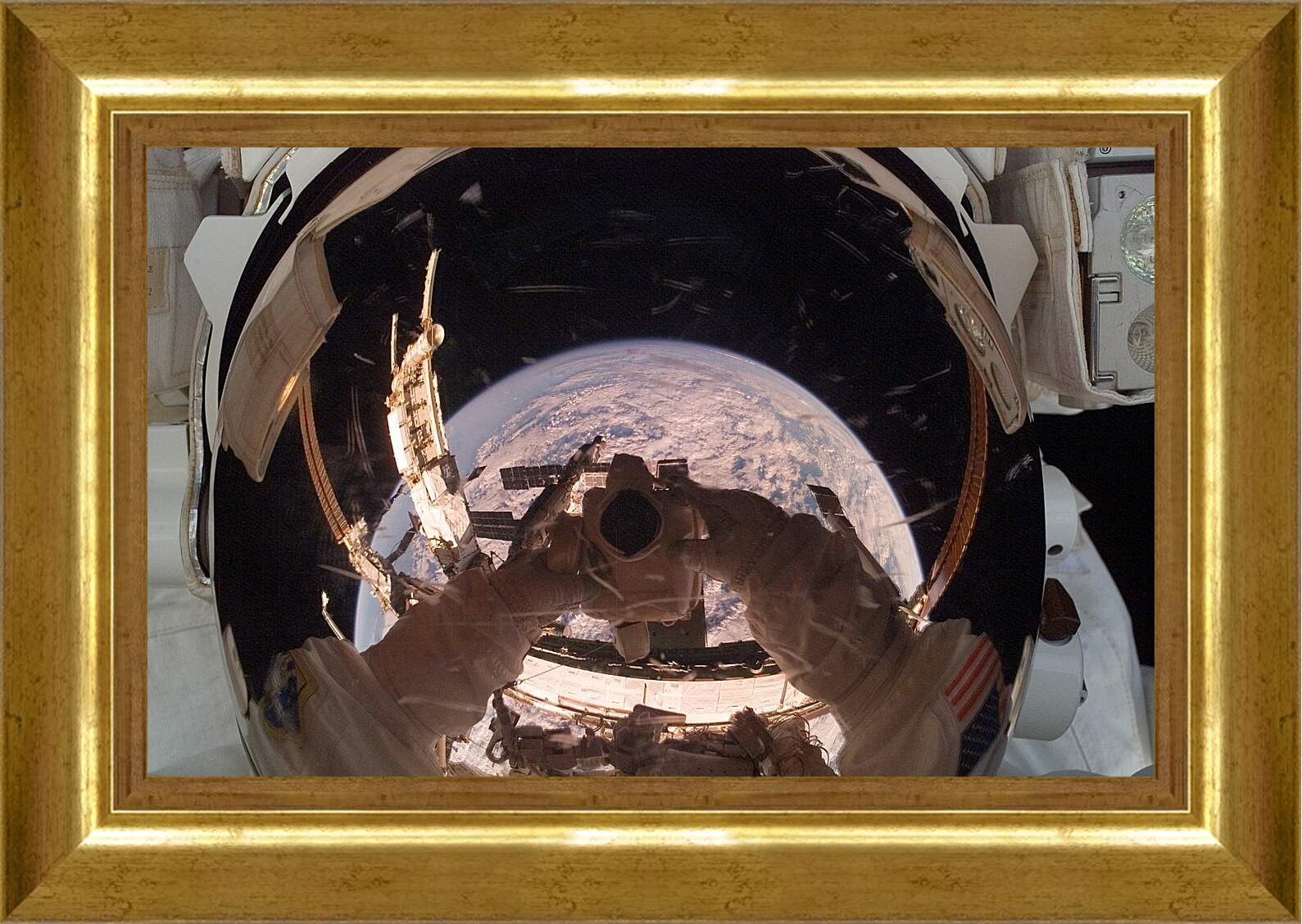 Картина в раме - Отражение Земли в шлеме космонавта