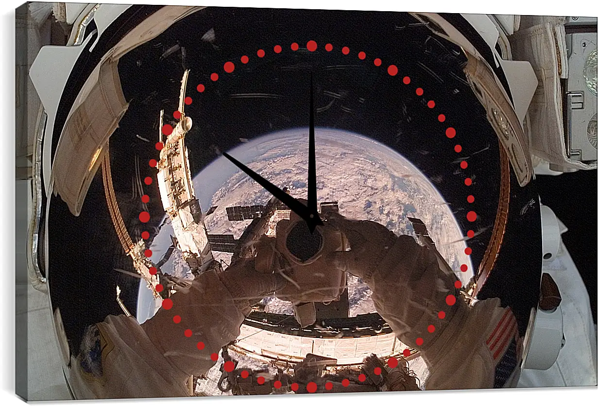 Часы картина - Отражение Земли в шлеме космонавта